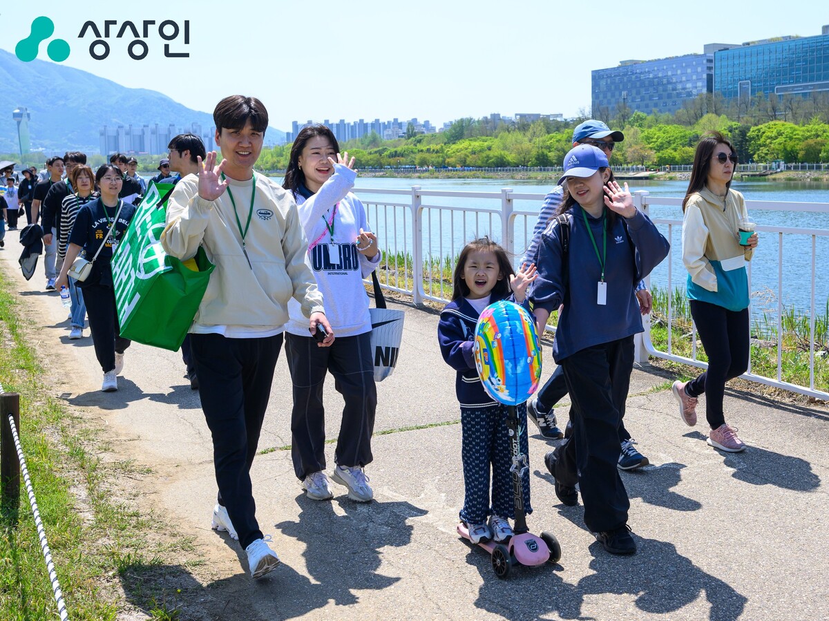 상상인그룹이 오는&nbsp;5일부터&nbsp;5월&nbsp;23일까지 임직원 건강 증진과 친환경 가치 실현을 위한 ‘걷기 프로젝트 시즌11’ 캠페인을 시작한다.&nbsp;사진은 상상인그룹이 지난해&nbsp;4월&nbsp;26일 경기도 하남 미사 경정공원에서 개최한 ‘2025&nbsp;피크닉데이’에서 상상인그룹 임직원과 가족들이 걷기 행사에 참여하는 모습. 상상인그룹 제공