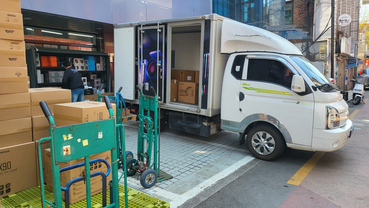 8일 서울시 용산구 한 컴퓨터 도매업체 앞&nbsp;화물차에 운송 제품이 실려있다. 김재원 기자