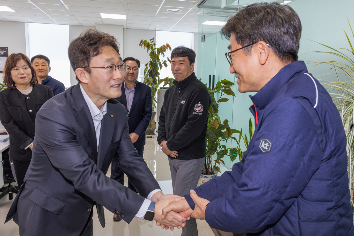 박윤영 KT 대표가 서부광역본부 토탈영업센터 사무실에서 직원들과 만나 인사를 하고 있다. KT 제공