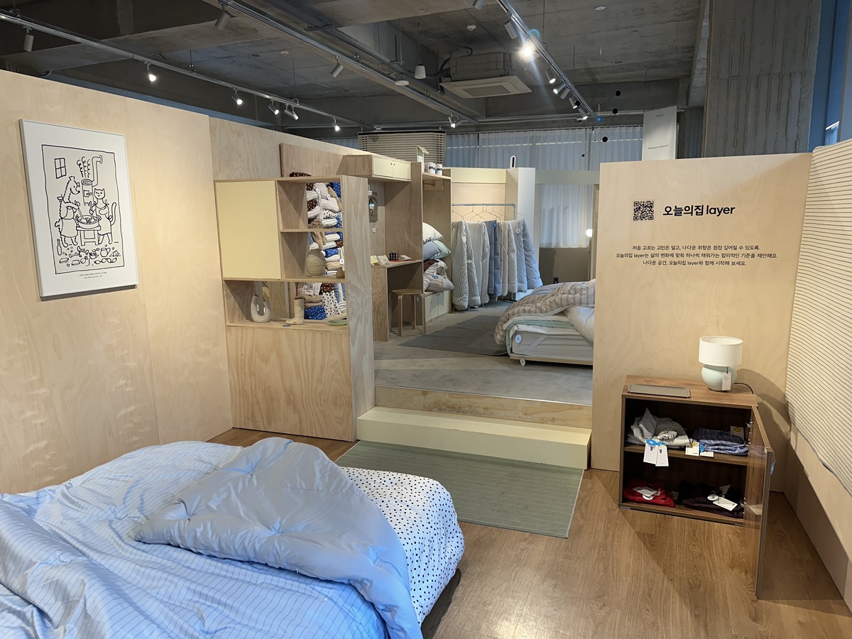 오늘의집이 전개하는 3개 패브릭 브랜드 연합 팝업스토어 ‘폭닥폭닥, 봄날의 패브릭’. 이화연 기자