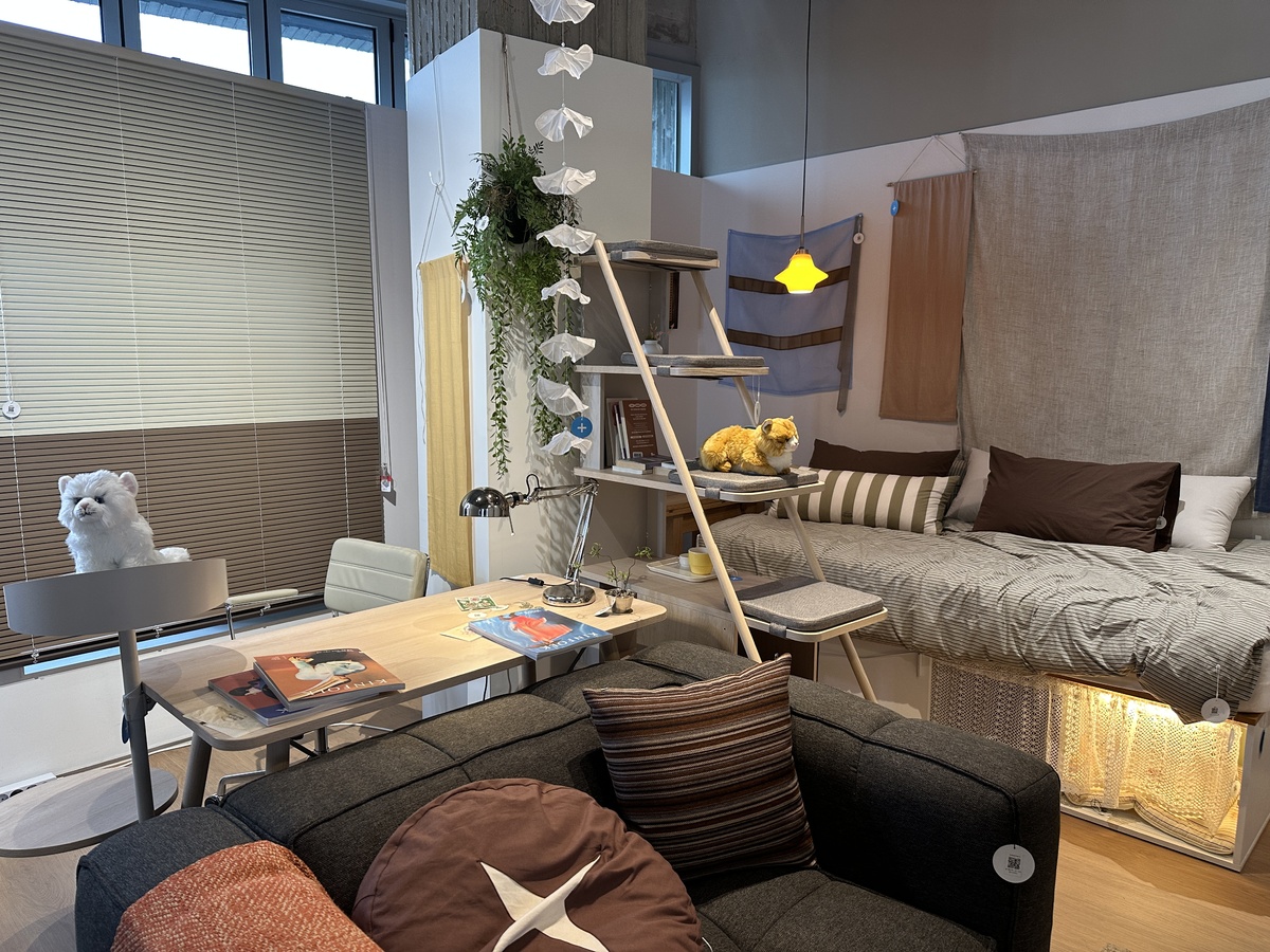 오늘의집 북촌 쇼룸은 최근 3층에 크리에이터 5인의 라이프스타일링 공간을 새롭게 조성했다. 사진은 반려묘를 고려해 조성한 ‘우쿠키’ 크리에이터의 공간. 이화연 기자