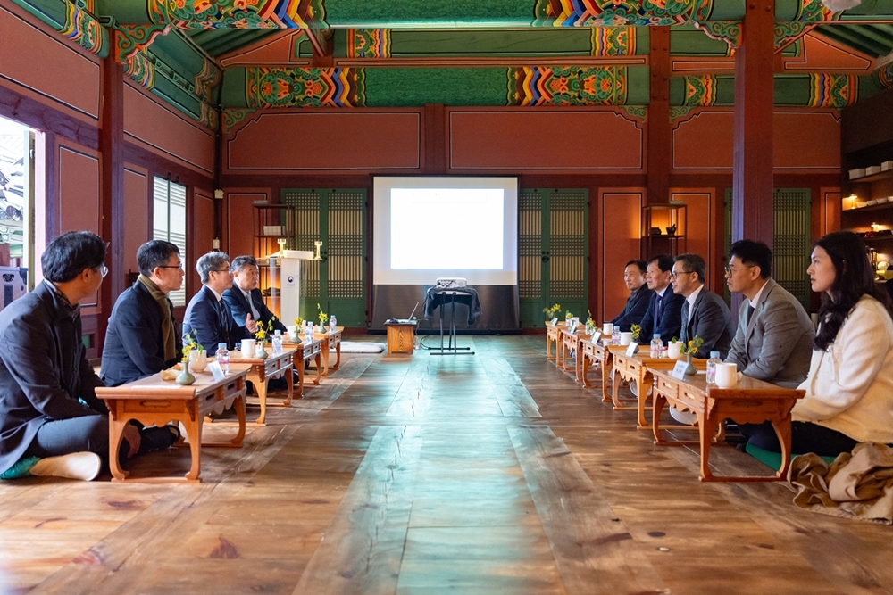 창덕궁 연경당 권역 보수정비 사업을 통해 전통한지를 활용한 도배 공사가 완료된 내부 전경. 신협중앙회제공
