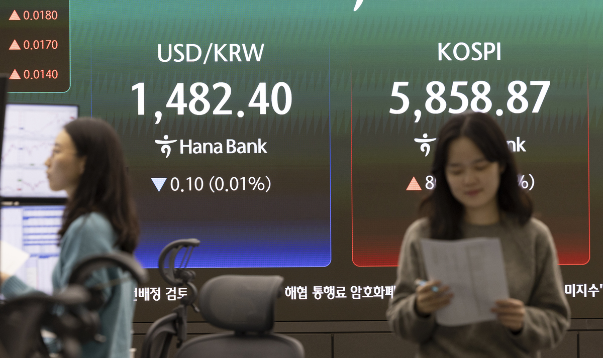 10일 오후 서울 중구 하나은행 본점 딜링룸. 뉴시스