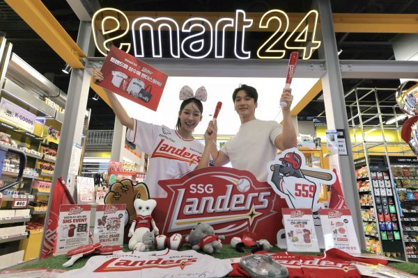 이마트24 트렌드랩 성수점&nbsp;내 마련된 브랜드팝업존에서 모델들이 SSG랜더스 굿즈들을 소개하고 있다. 이마트24 제공