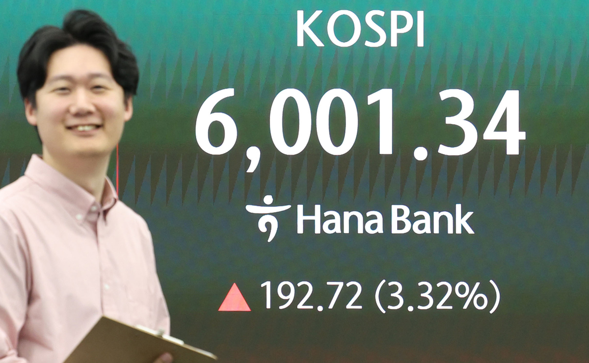 [서울=뉴시스] 조수정 기자 = 코스피가 미·이란 협상 기대감에 42일만에 6000포인트를 재돌파한 14일 오전 서울 중구 하나은행 딜링룸 전광판에 지수가 표시돼 있다. 2026.04.14. chocrystal@newsis.com