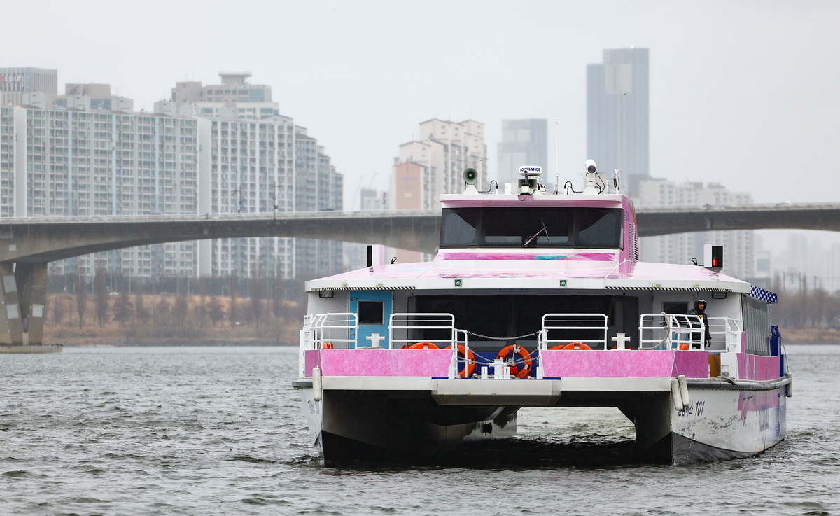 서울 한강버승 여의도 선착장에서 한강버스가 운행하고 있다. 뉴시스