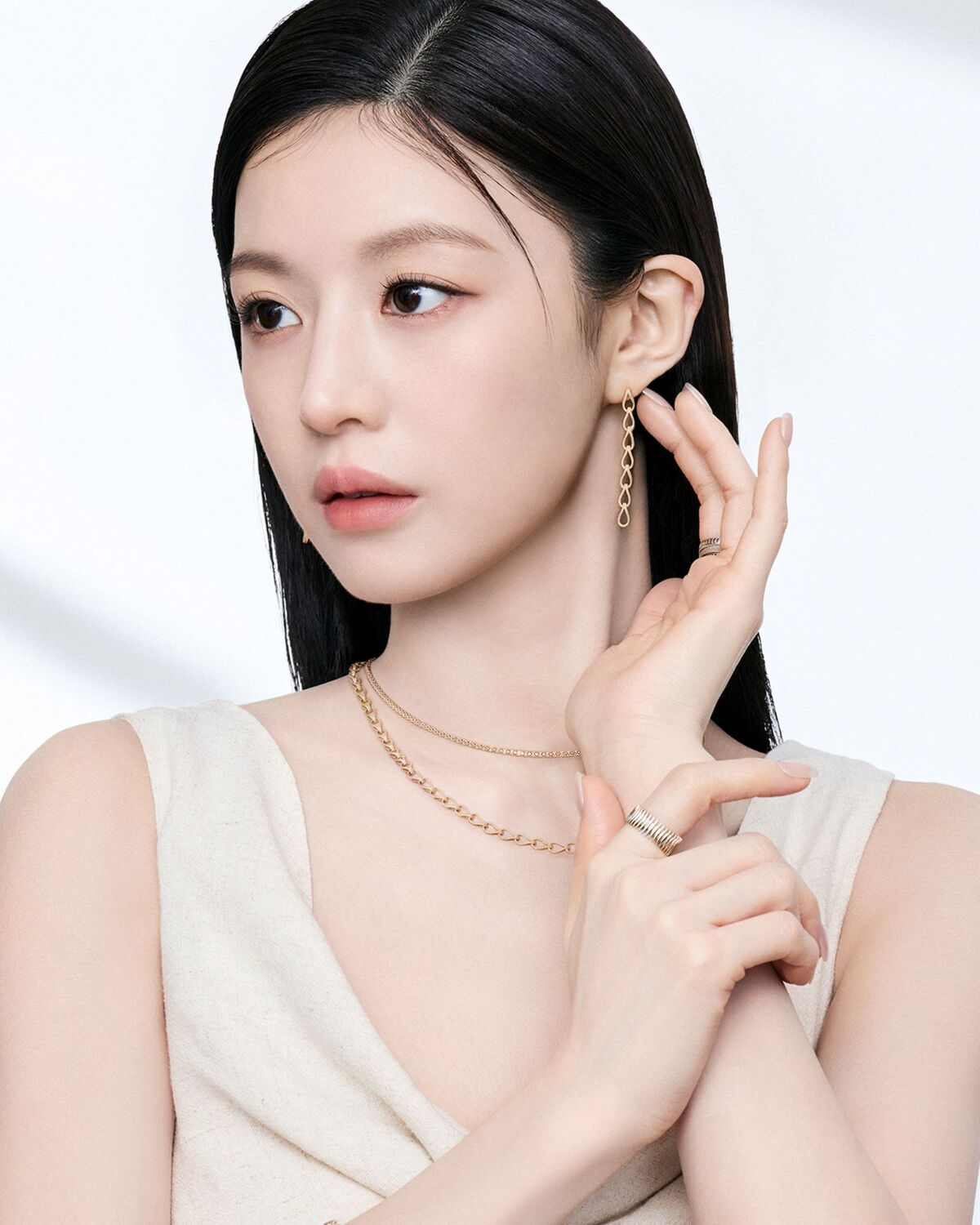 고윤정의&nbsp;디디에 두보&nbsp;‘26 SS&nbsp;센슈얼 컬렉션’&nbsp;광고 캠페인.