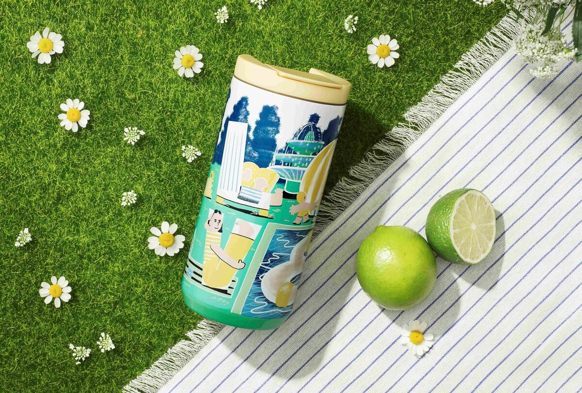 금상 수상작이자 안소현 작가의&nbsp;‘여름맞이 LOVE’ 작품을&nbsp;담은 커뮤니티 러브 케셀 텀블러. 스타벅스 코리아 제공