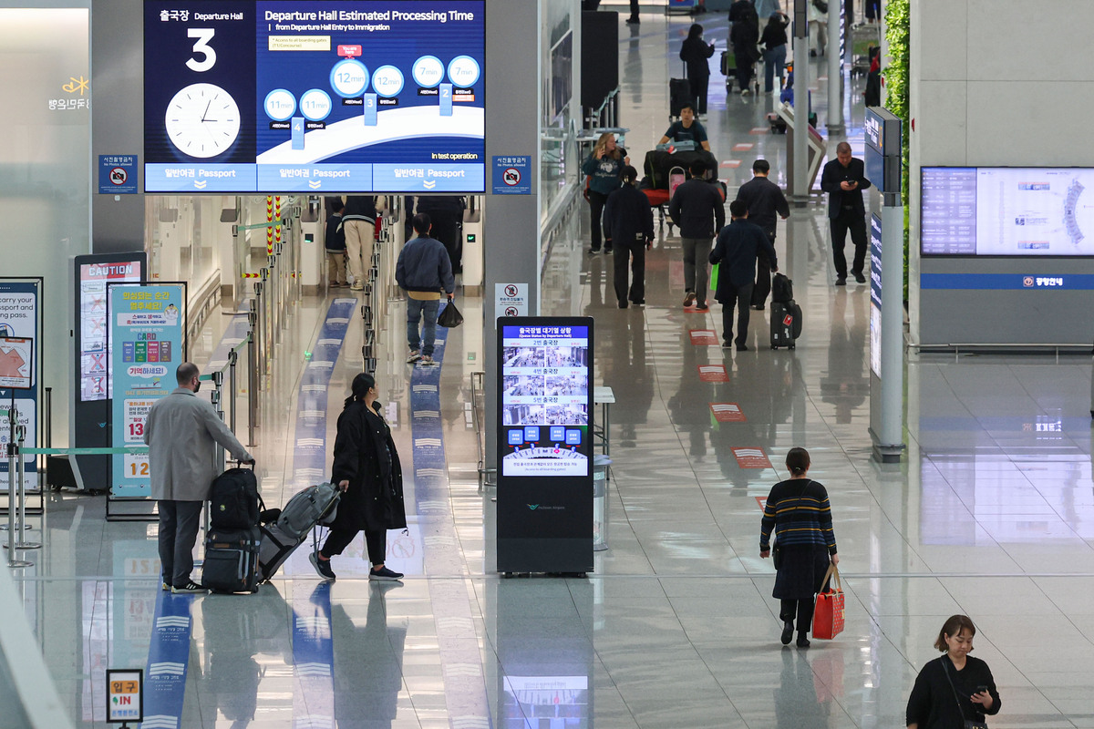최근 인천국제공항 제1여객터미널 출국장이 비교적 한적한 모습을 보이고 있다. 중동 전쟁으로 국제유가가 치솟으면서 이번 달 발권하는 항공권에 부과되는 유류할증료가 지난 달과 비교해 일제히 최대 3배 이상 뛰어올랐다. 전쟁이 장기화하면서 유가가 고공행진하고 있어 유류할증료는 다음 달 이후 더욱 높아질 것으로 전망된다. 뉴시스