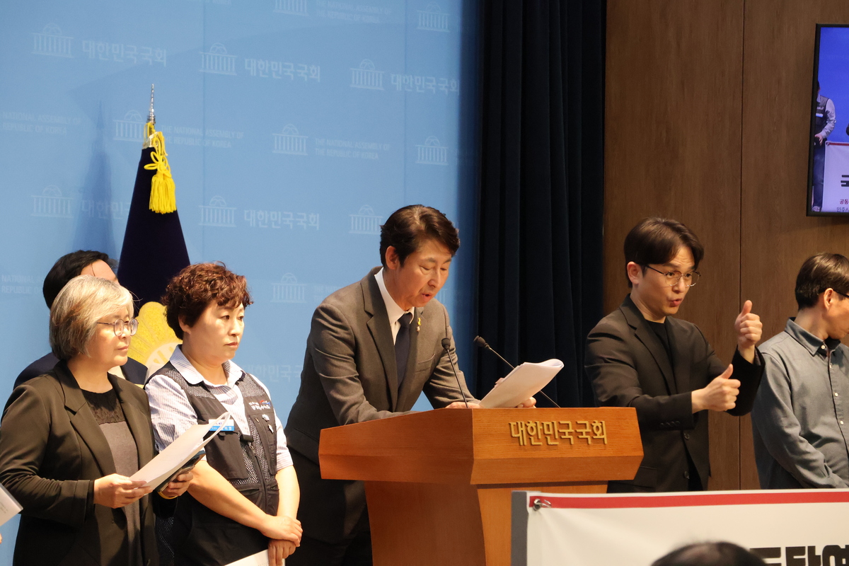 더불어민주당 이훈기 의원이 16일 기자회견에서 발언하고 있다. 의원실 제공