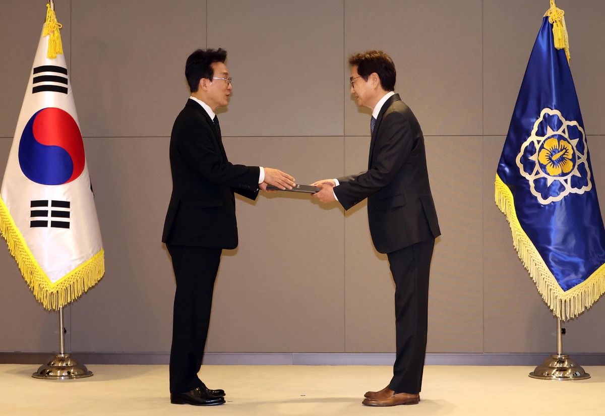 김민석 국무총리가 16일 세종시 정부세종청사에서 열린 국가바이오혁신위원회 출범식에 앞서 위원들에게 위촉장을 수여하고 있다. 뉴시스