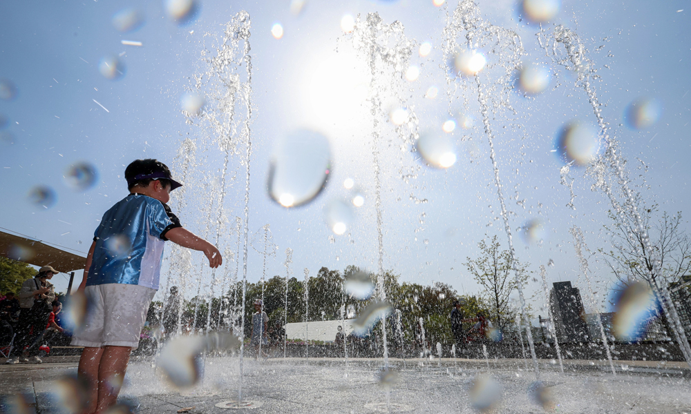 낮기온이 29도까지 오르는 등 초여름 더위가 이어지는 19일 서울 노원구 불암산 나비정원에서 열린 2026 불암산 철쭉제를 찾은 아이들이 물놀이를 하고 있다. 2026.04.19. 뉴시스