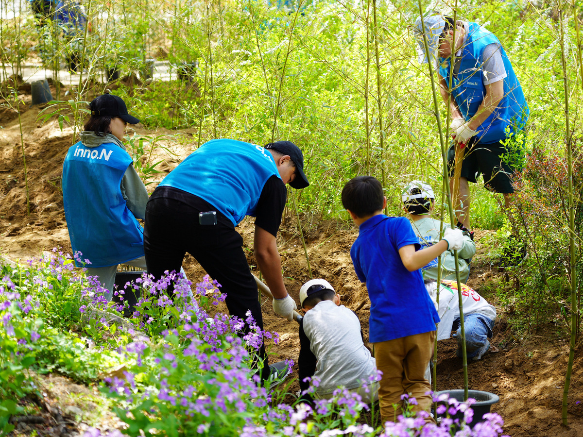 HK이노엔 임직원과 가족들이 멸종위기종 레서판다의 먹이원인 대나무를 식재하고 있다. HK이노엔 제공