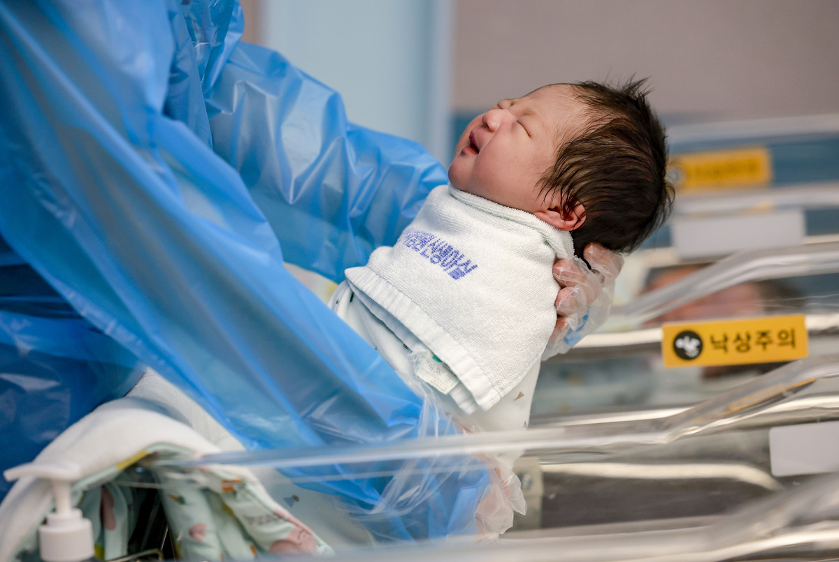 경기 고양시 CHA의과학대학교 일산차병원 신생아실에서 간호사가 신생아들을 돌보고 있다. 22일 국가데이터처에 따르면&nbsp;지난 2월 출생아 수는 2만2898명으로 2019년 이후 최대치를 기록했다. 뉴시스