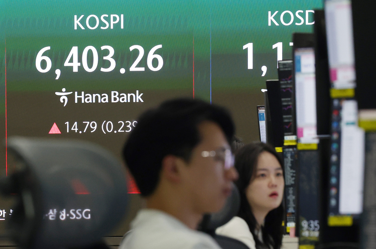 코스피가 장중 사상 첫 6400선을 돌파한 뒤 혼조세를 보이고 있는 22일 오전 서울 중구 하나은행 딜링룸에서 딜러들이 업무를 보고 있다. 뉴시스