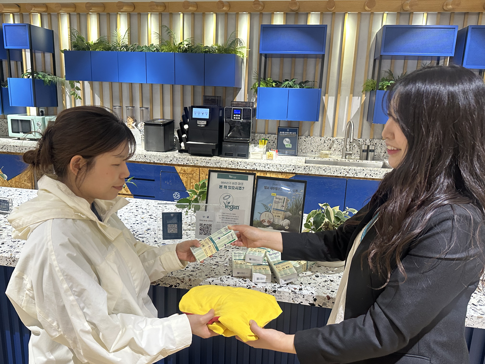 동아제약의 친환경 나눔 캠페인에 참가한 회사원이 사용하지 않는 물품을 기부하고 비건 제품&nbsp;‘네추럴코튼 탐폰 라이트’를 받고 있다. 동아제약 제공