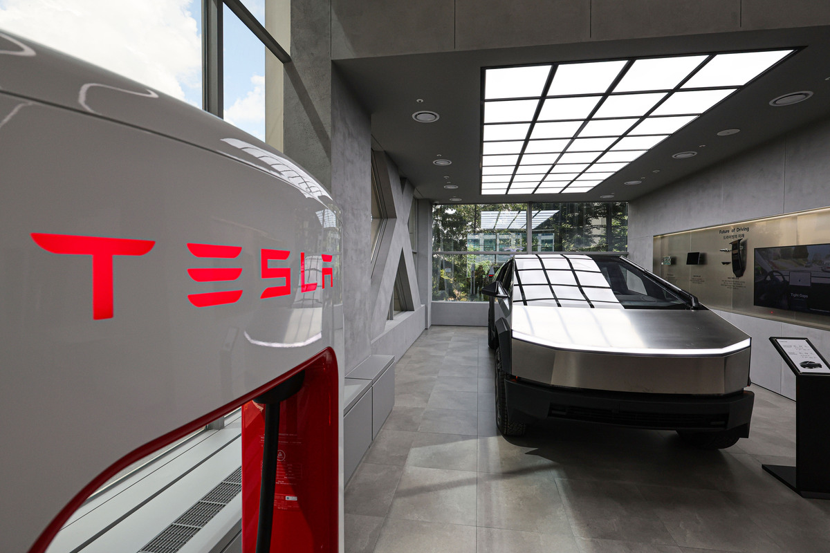 서울 시내 테슬라 스토어에 사이버트럭이 전시되어 있다. 뉴시스