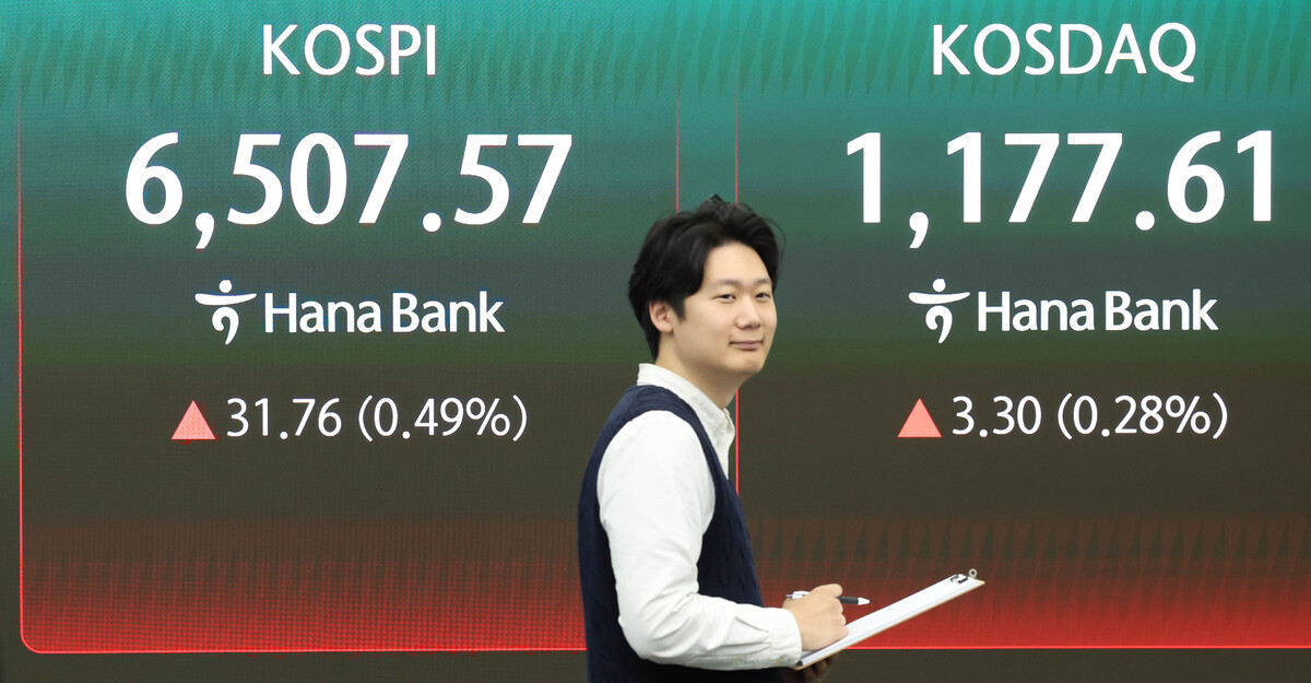 24일 오전 서울 중구 하나은행 딜링룸에서 전광판에 코스피 지수가 표시되고 있다. 뉴시스