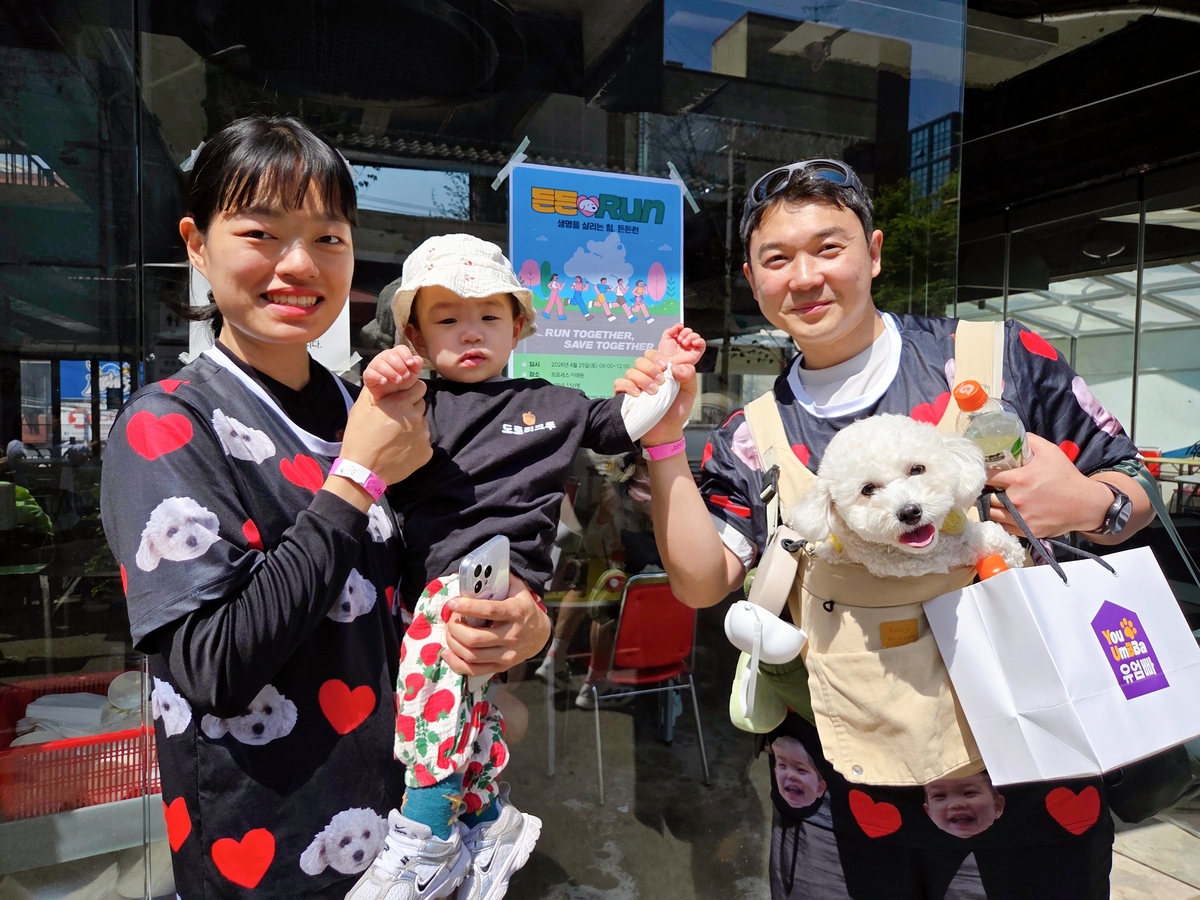 인천에서 온 반려견 ‘소금이’네 최영준 씨 가족이 든든런을 완주하고 기념사진을 찍고 있다. 박재림 기자