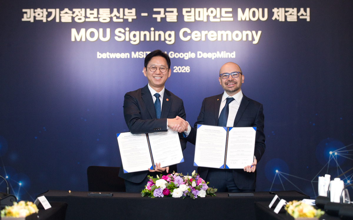 배경훈 부총리 겸 과학기술정보통신부 장관(왼쪽)과 데미스 하사비스 구글 딥마인드 CEO가 27일 서울 종로구 포시즌스호텔에서 양해각서(MOU)를 체결한 뒤 기념촬영을 하고 있다. 과학기술정보통신부 제공