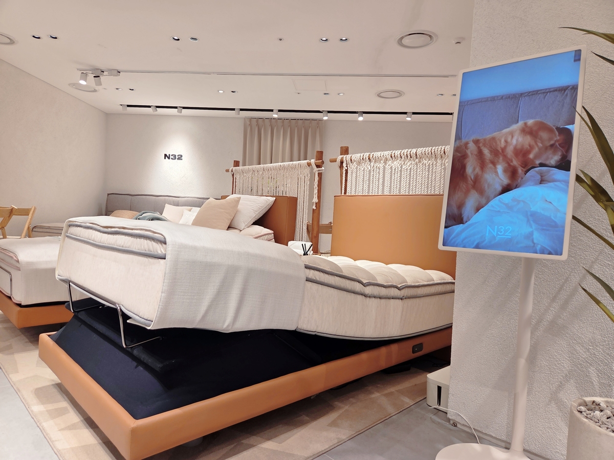 N32 모션베드를 통해 폼 매트리스 아랫부분이 올라가 있다. 박재림 기자