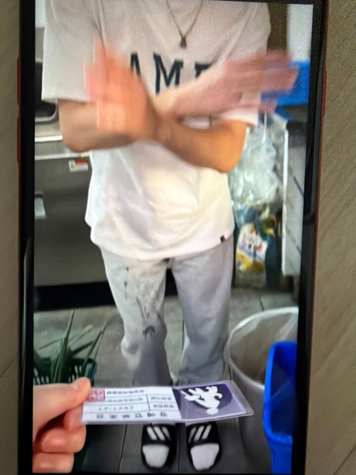 한 음식점 점원이 청각장애인 도우미견증을 제시했음에도 팔로 X자를 그리며 출입을 막고 있다. 원서연 씨 제공