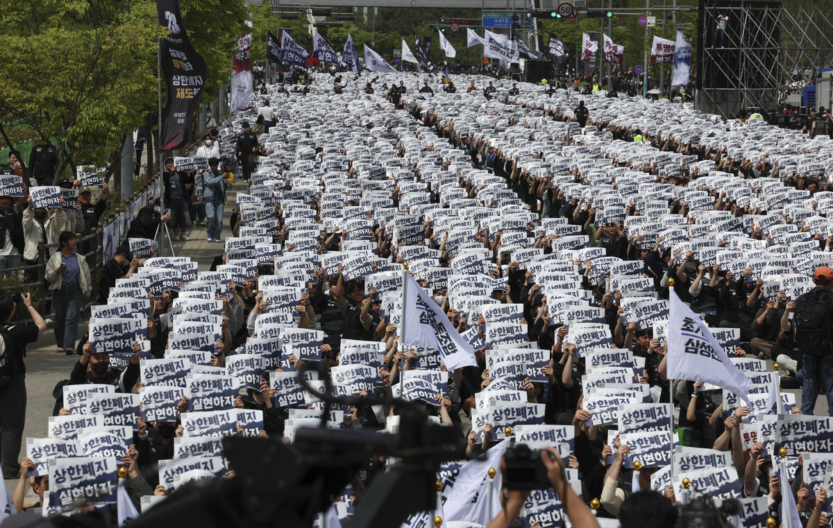 삼성전자노동조합 공동투쟁본부 조합원들이 지난 23일 경기 평택시 삼성전자 평택사업장 앞에서 열린 투쟁결의대회에서 구호를 외치고 있다. 뉴시스