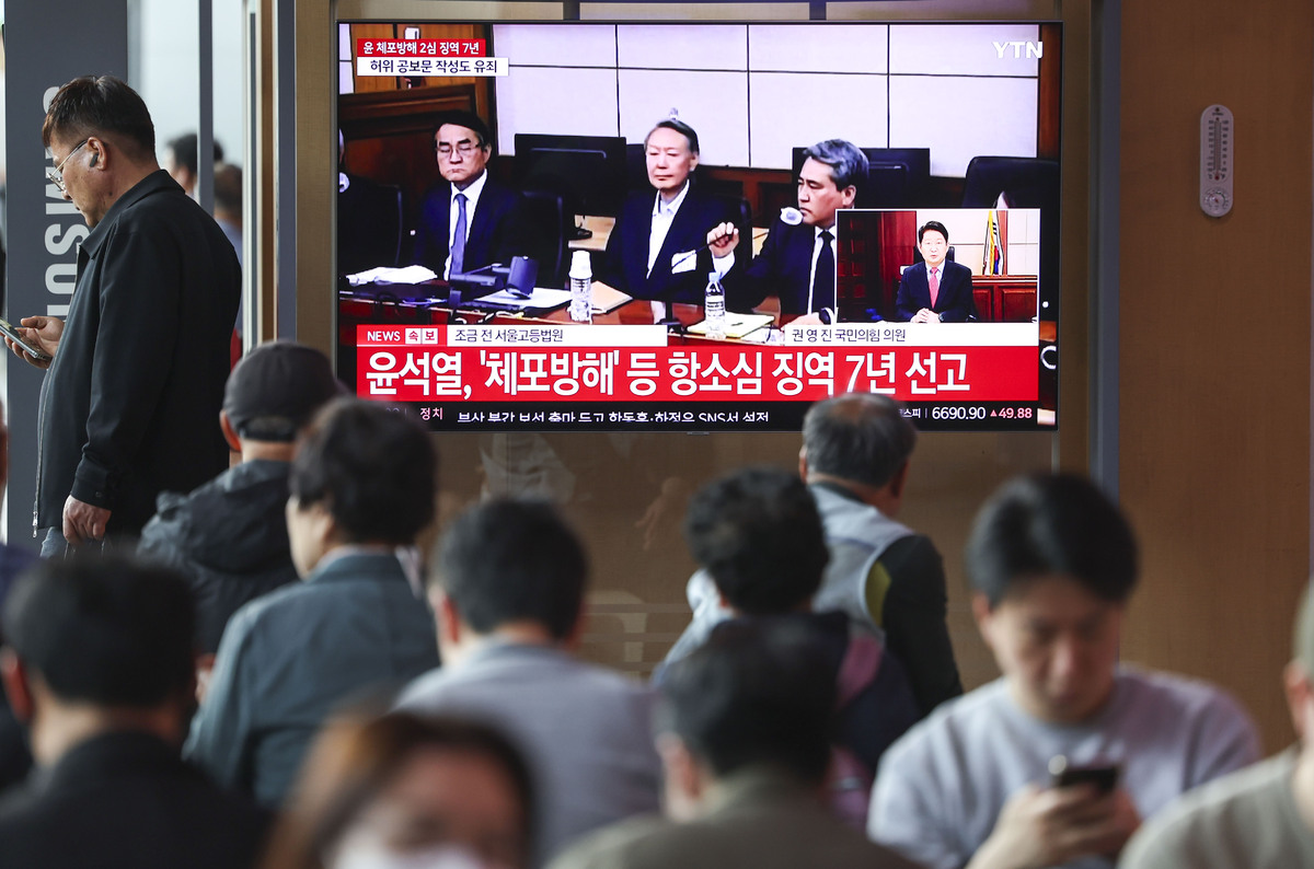 29일 서울역 대합실에서 시민들이 체포 방해 및 국무위원 심의권 침해 혐의로 기소된 윤석열 전 대통령에 대한 2심 선고 공판 생중계를 보고 있다. 뉴시스