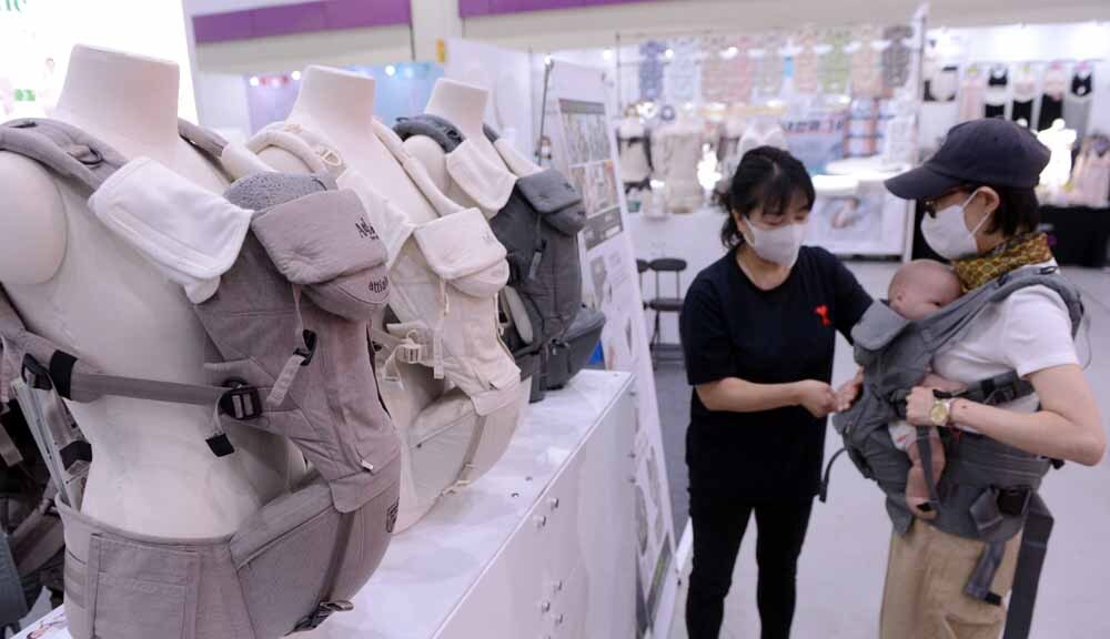 30일 서울 강남구 코엑스에서 열린 '2026 코엑스 코베 베이비페어'에서 관람객들이 부스를 돌아보고 있다.