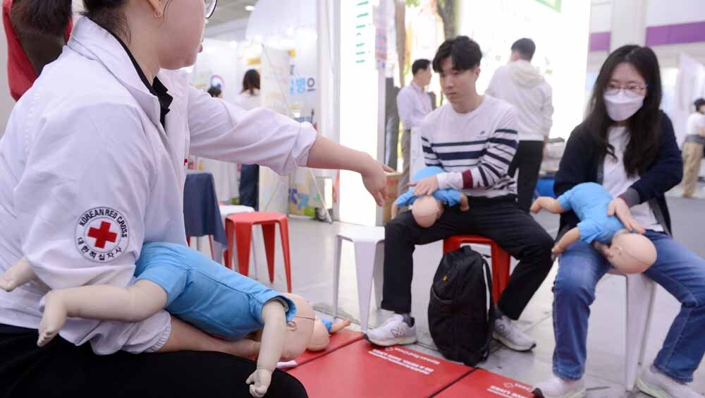 30일 서울 강남구 코엑스에서 열린 '2026 코엑스 코베 베이비페어'에서 관람객들이 대한적십자사가 진행한 영유아 안전교육을 받고 있다.