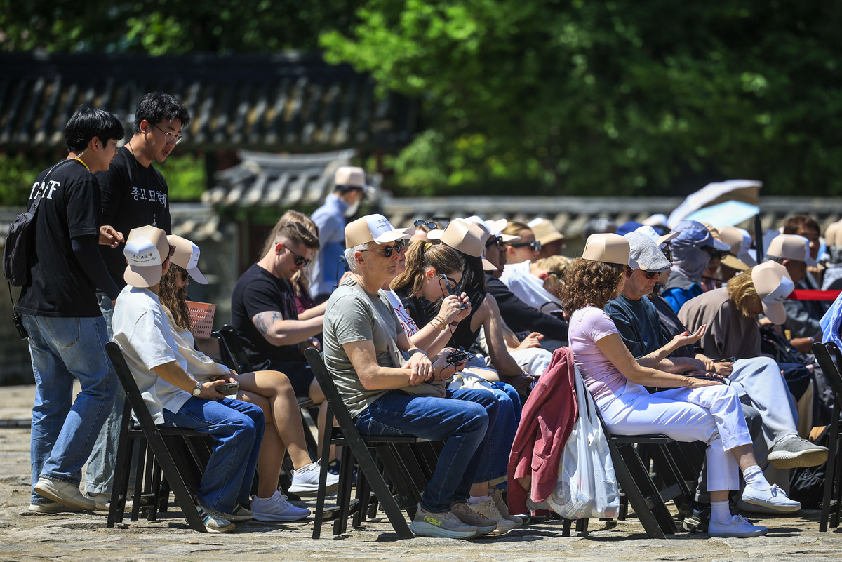 최근 서울 종로구 종묘 양녕전에서 열린 종묘 묘현례 행사를 찾은 외국인 관광객이 공연을 기다리고 있다. 뉴시스