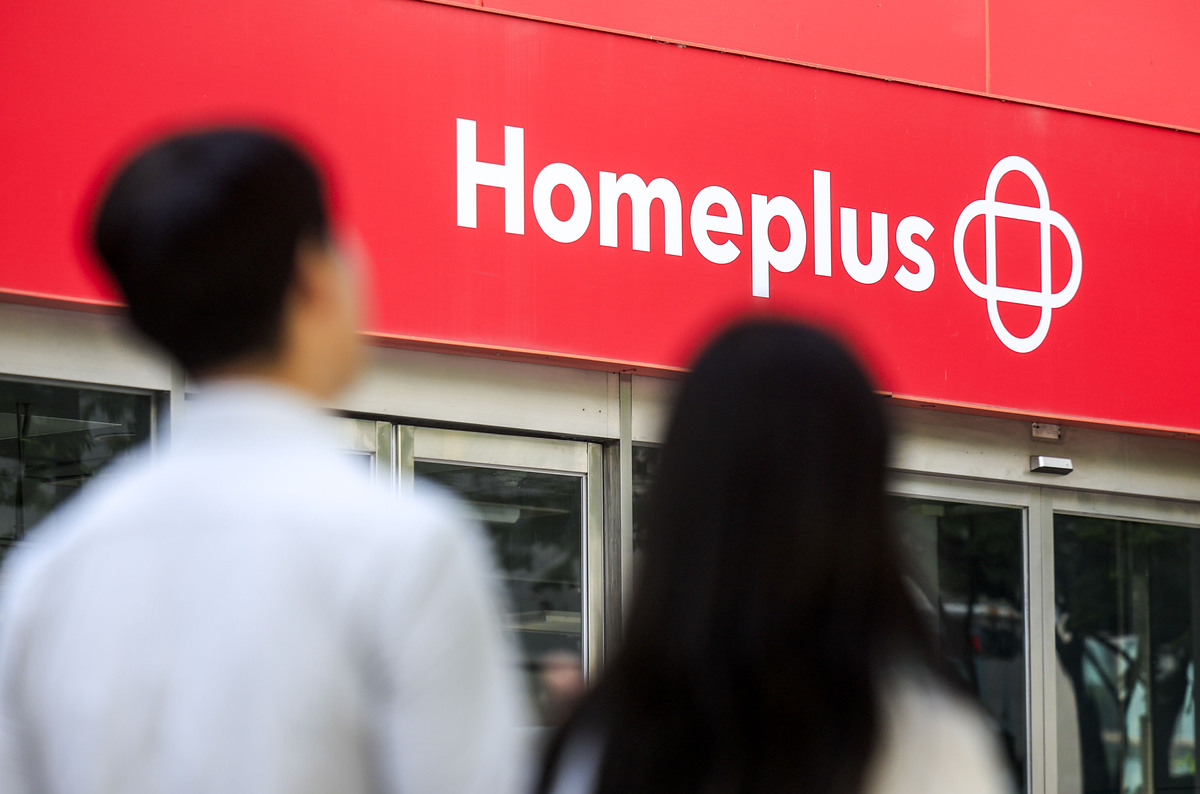 서울회생법원이 기업회생 절차를 밟고 있는 홈플러스의 회생계획안 가결 기간을 오는 7월 3일까지 2개월 더 연장했다. 시민들이 서울시내 홈플러스 매장 앞을 지나가고 있다. 뉴시스