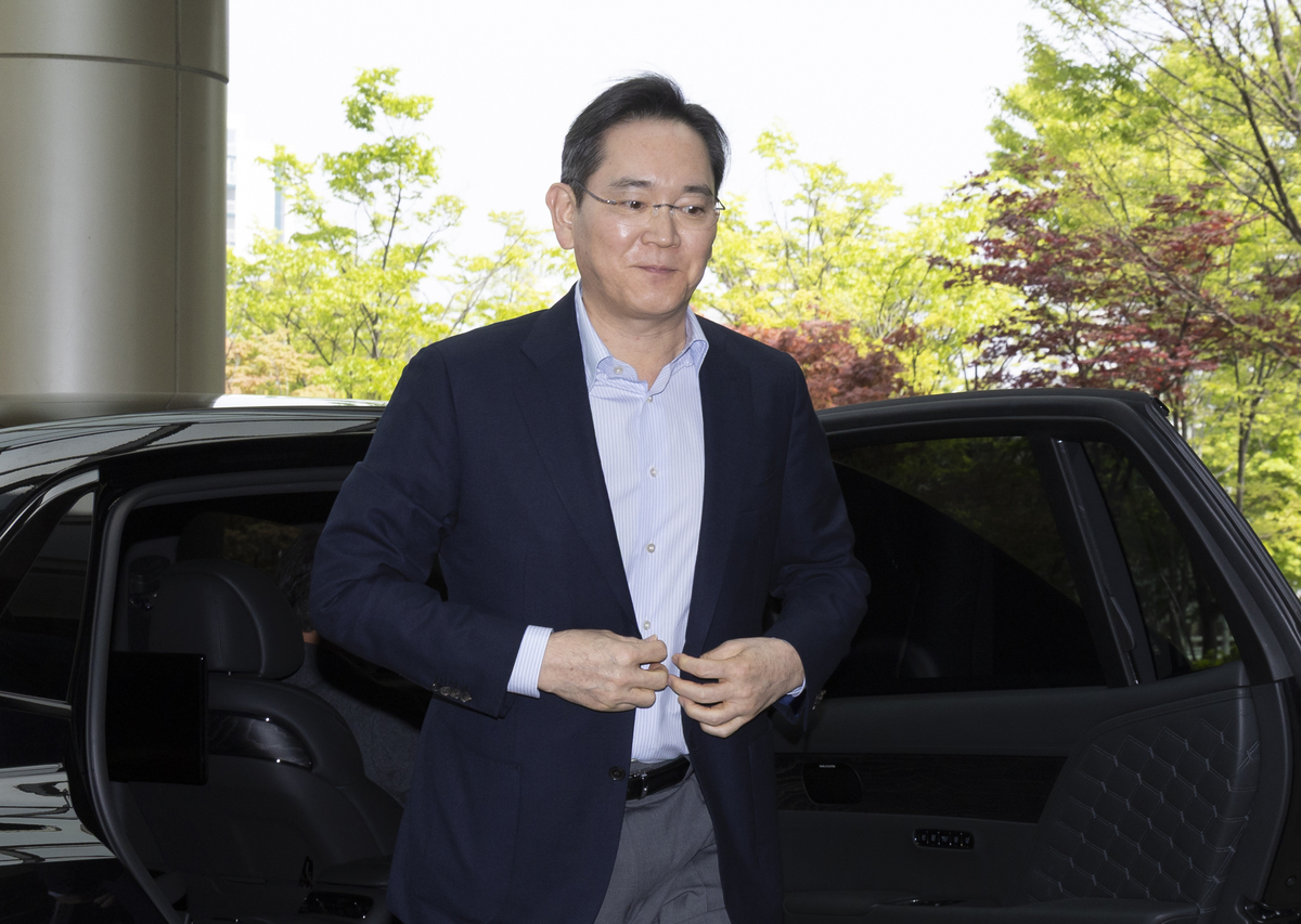 이재용 삼성전자 회장이 지난달 19일 서울 강서구 서울김포비즈니스항공센터에서 인도·베트남 순방을 위해 출국장으로 이동하고 있다. 뉴시스