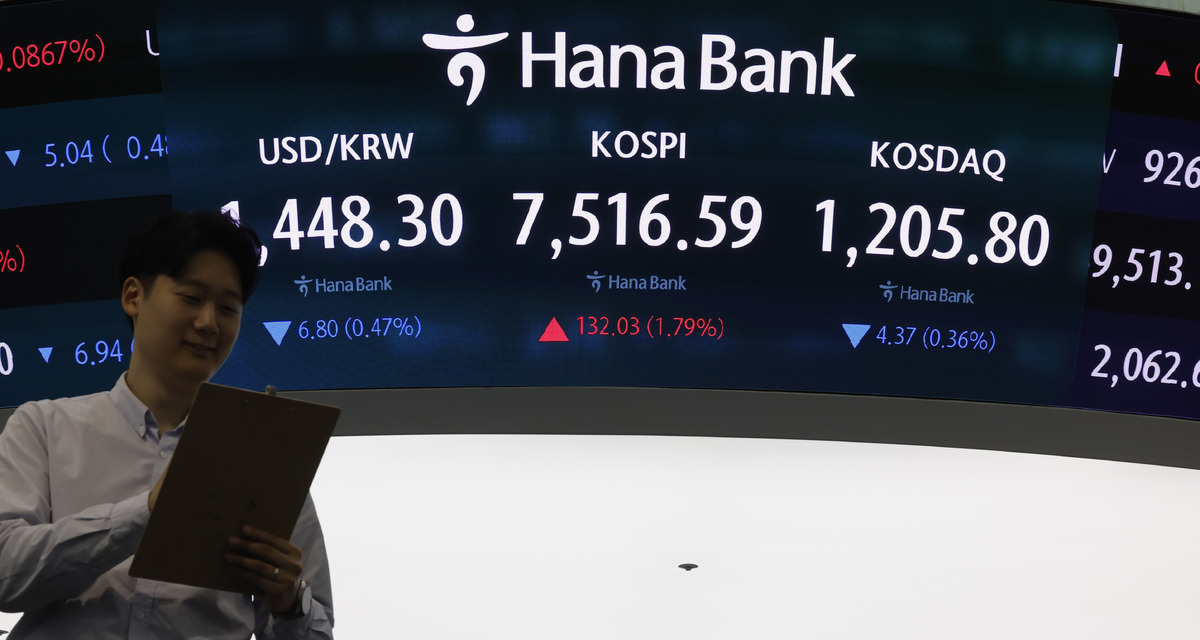 코스피가 전 거래일보다 114.51포인트(1.55%) 상승한 7499.07에 개장한 7일 오전 서울 중구 하나은행 딜링룸 전광판에 지수가 표시돼&nbsp;있다. 뉴시스