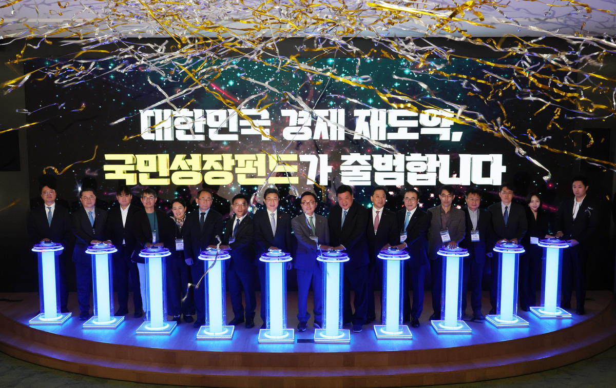 박상진(왼쪽 일곱번째부터) 산업은행 회장, 이억원 금융위원장, 박현주 미래에셋 회장, 서정진 셀트리온 회장 등이 지난해 12월 11일 오후 서울 영등포구 산업은행에서 열린 국민성장펀드 출범식에서 기념 세리머니를 하고 있다. 뉴시스