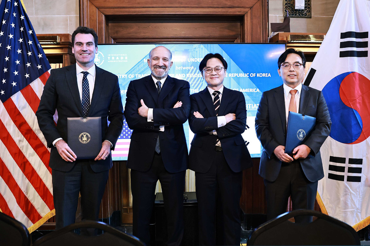 김정관(왼쪽 세번째) 산업통상부 장관이 9일&nbsp;미국 워싱턴 D.C. 상무부에서 하워드 러트닉 상무부 장관과 임석 하에 열린 ‘한-미 조선 파트너십 이니셔티브 양해각서&nbsp;체결식’에서 기념사진을 찍고 있다. 산업통상부 제공