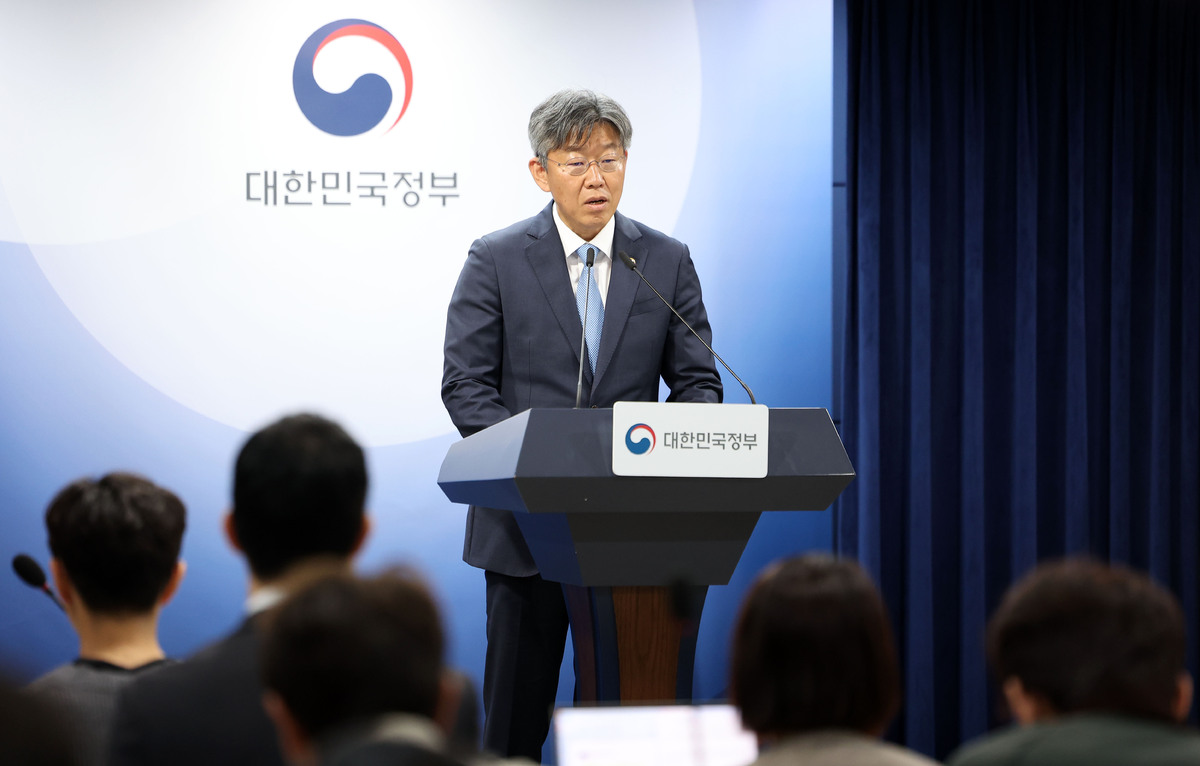 정부가 매수자가 무주택자인 경우에 한해서 토지거래허가구역에서 세를 낀 모든 주택 대상으로 실거주 의무를 유예하기로 했다. 김이탁 국토교통부 1차관이 12일 정부서울청사에서 토지거래허가구역 실거주 의무 유예 관련 내용을 브리핑하고 있다. 뉴시스