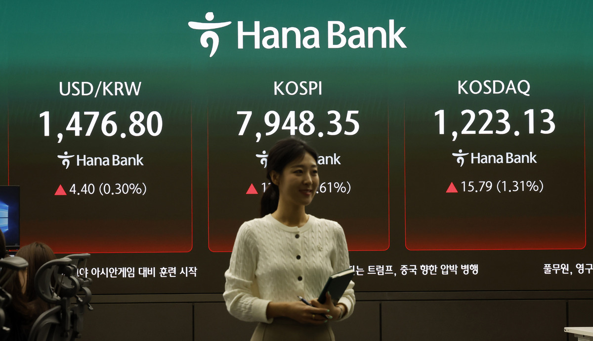 코스피가 전 거래일보다 131.17포인트(1.68%) 상승한 7953.41에 개장한 12일 오전 서울 중구 하나은행 딜링룸 전광판에 지수가 표시돼 있다. 뉴시스
