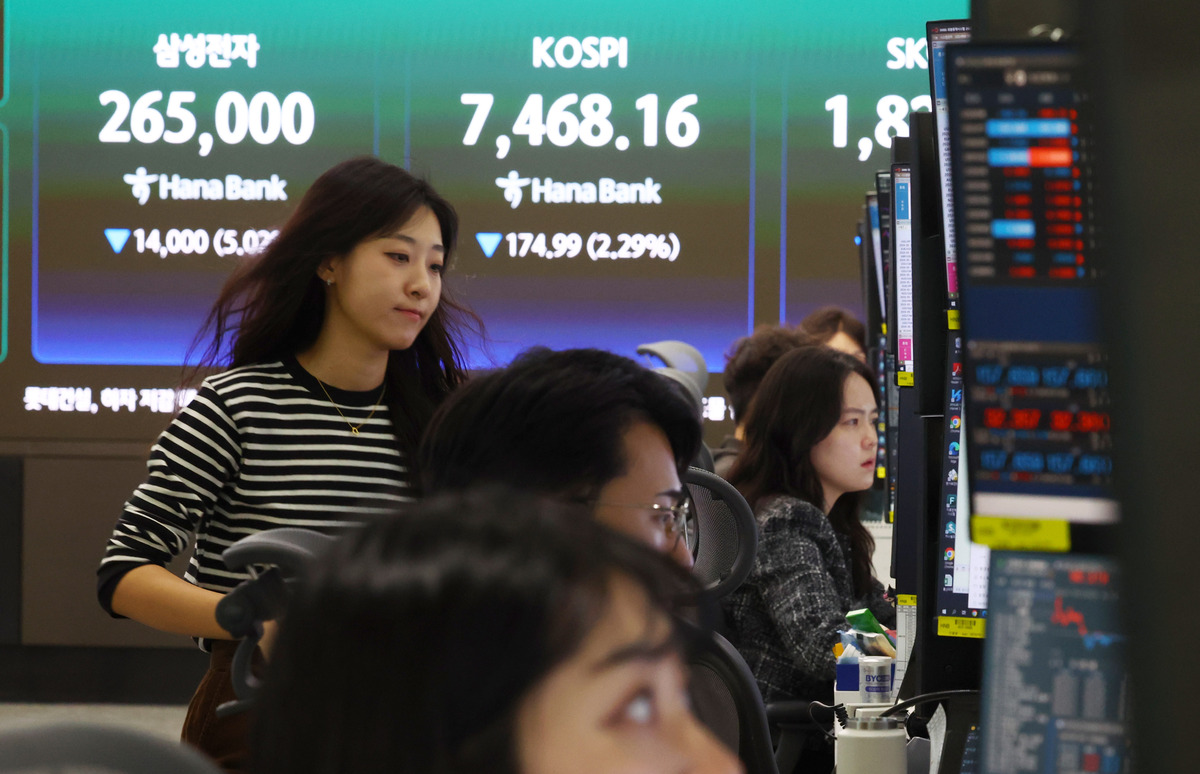 코스피가 전 거래일보다 129.50포인트(1.69%) 하락한 7513.65에 개장한 13일 서울 중구 하나은행 딜링룸 전광판에 코스피와 삼성전자 주가가 표시돼 있다. 뉴시스