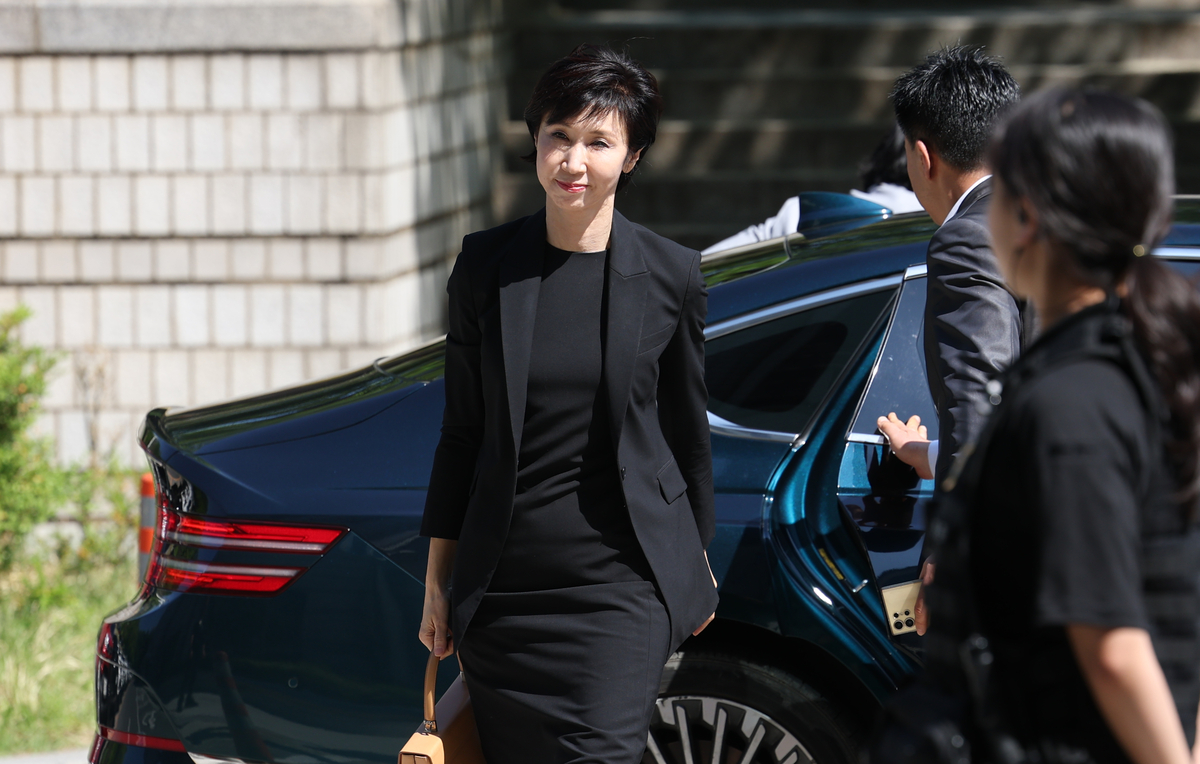 최태원 SK그룹 회장과 노소영 아트센터 나비 관장의 재산 분할 파기환송심 조정 기일이 열린&nbsp;13일 서초동 서울고등법원으로 노 관장이 들어가고 있다. 뉴시스
