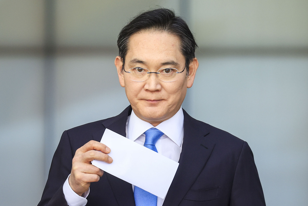이재용 삼성전자 회장이 16일 서울 강서구 김포국제공항 비즈니스센터로 귀국하며 취재진 앞에서 총파업이 예고된 노사 현안과 관련해 입장을 밝히고 있다. 뉴시스