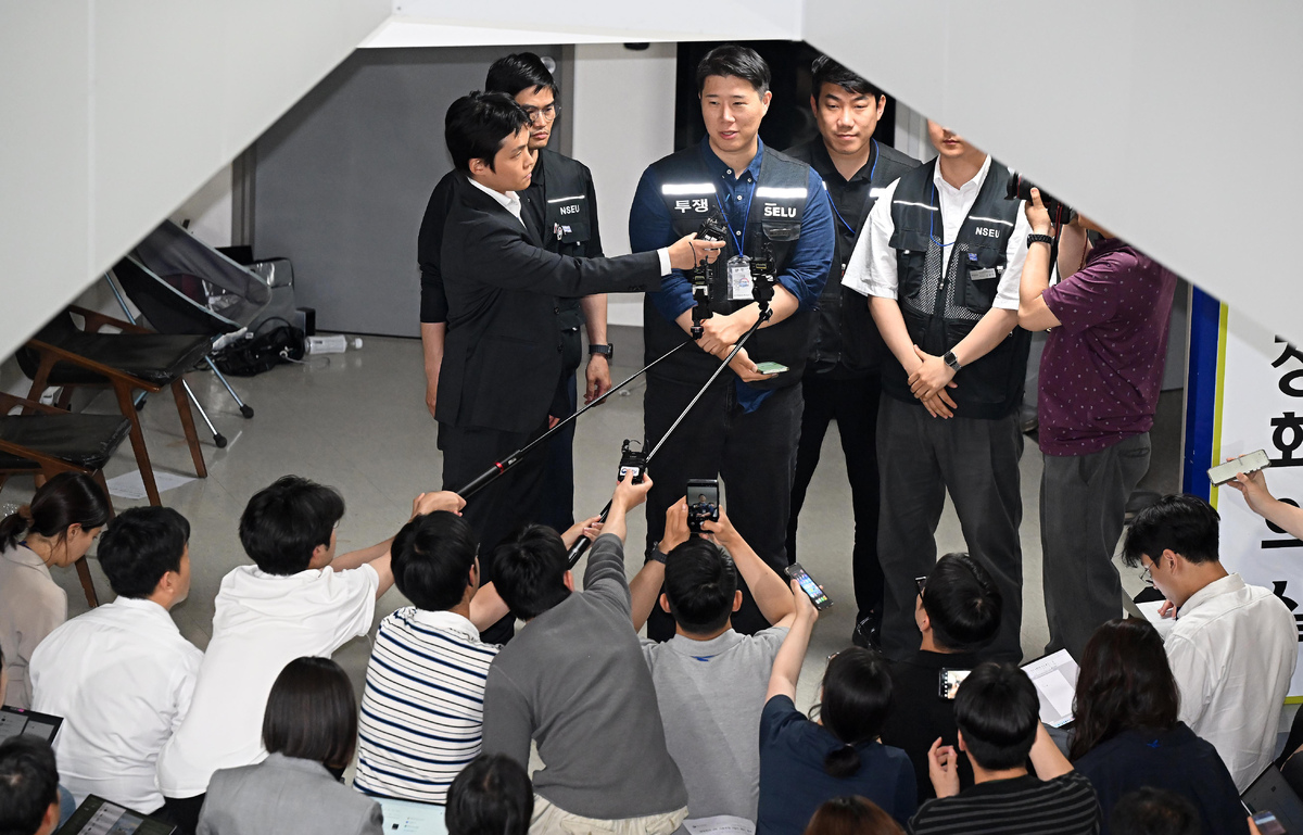 지난 19일 정부세종청사 중앙노동위원회에서 열린 삼성전자 노사 간 2차 사후조정 2일차 회의 14시간이 넘는 마라톤 협상 끝에 정회됐다. 20일 새벽 최승호 삼성그룹 초기업노동조합 삼성전자지부 위원장이 정회 후 입장을 밝히고 있다. 뉴시스