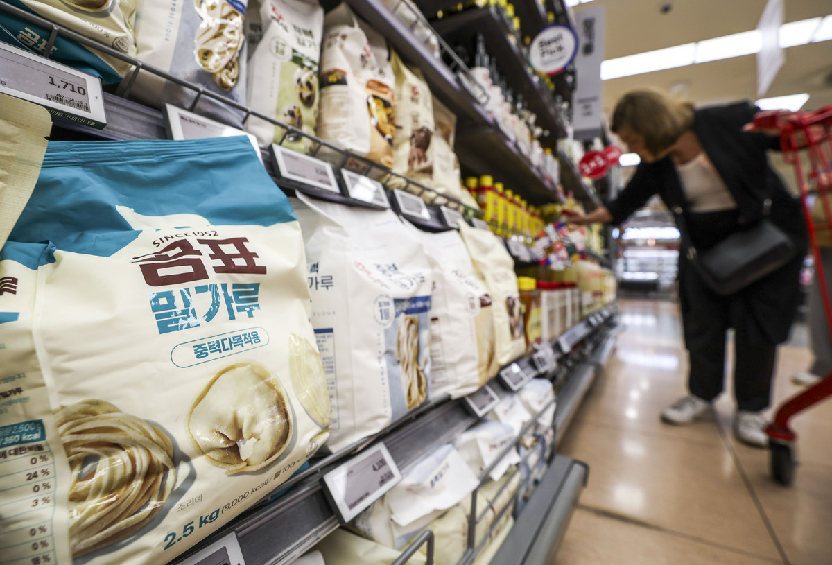 서울시내 대형마트에 밀가루가 진열돼 있다. 공정거래위원회가 밀가루 공급가격과 물량을 약 6년간 담합한 것으로 조사된 제분사 7곳을 제재했다. 뉴시스