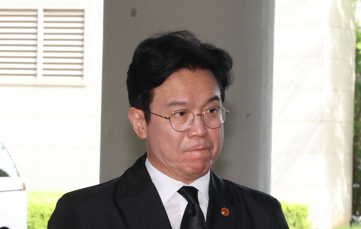 김영훈 고용노동부 장관이 직접 주선하면서 삼성전자 노사교섭이 재개됐다. 김 장관이 지난 18일 고용노동부청사로 들어가고 있다. 뉴시스