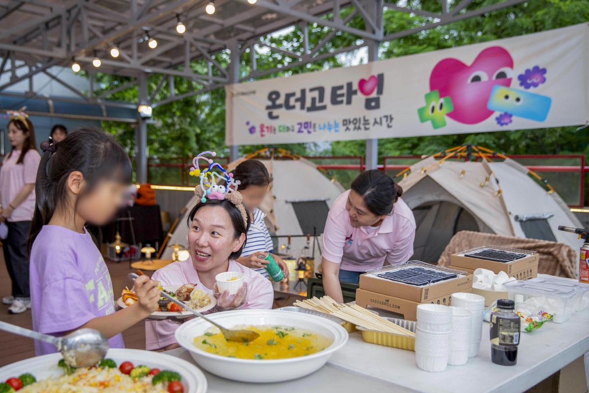 임직원 봉사단이 아이들과 이야기를 나누는 모습. 아워홈 제공