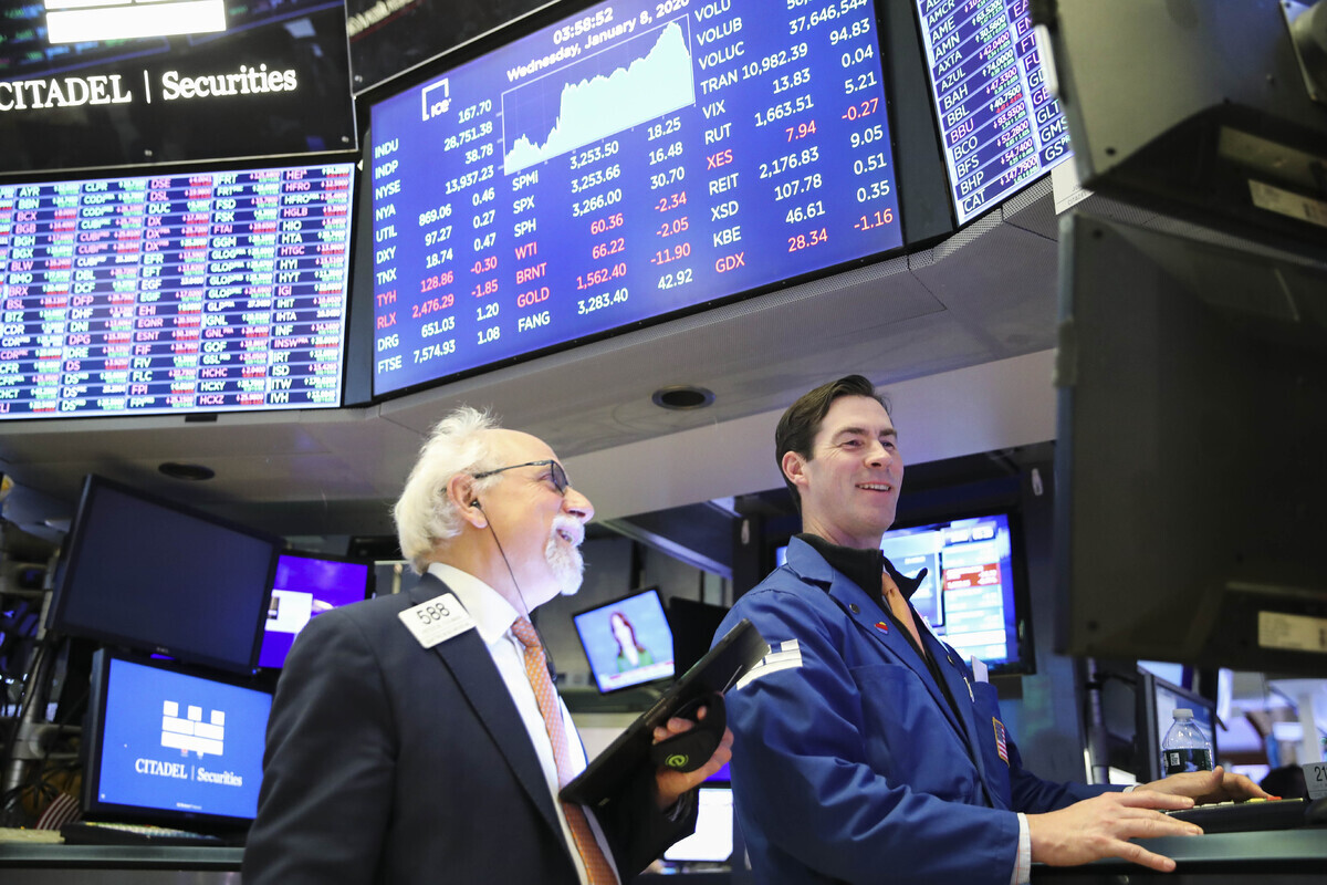 미국 뉴욕 상업거래소(NYMEX)에서 한 트레이더들이 근무하고 있는 모습. AP뉴시스