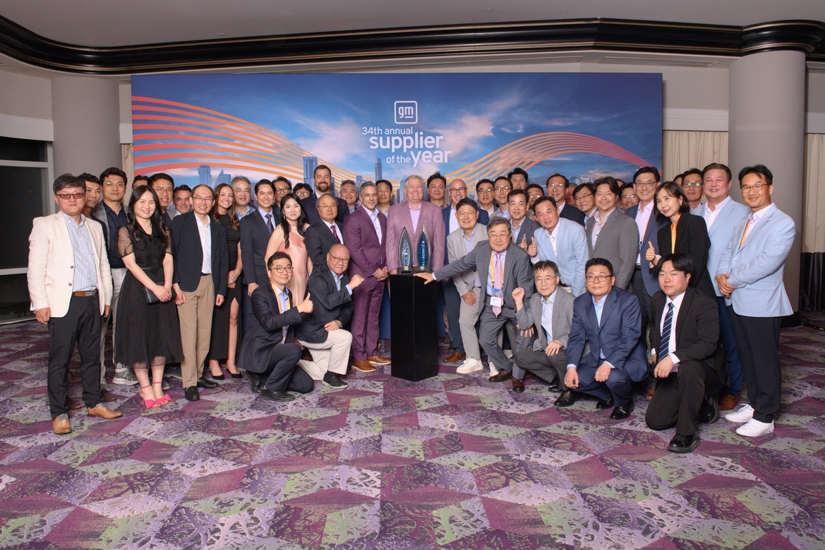 지난 20일 미국 텍사스주 오스틴에서 열린 ‘2025 올해의 우수 협력사(2025 Supplier of the Year)’ 시상식에서 GM 임직원들 및 협력사 관계자들이 행사 기념 단체 사진을 촬영하고 있다. 한국지엠 제공