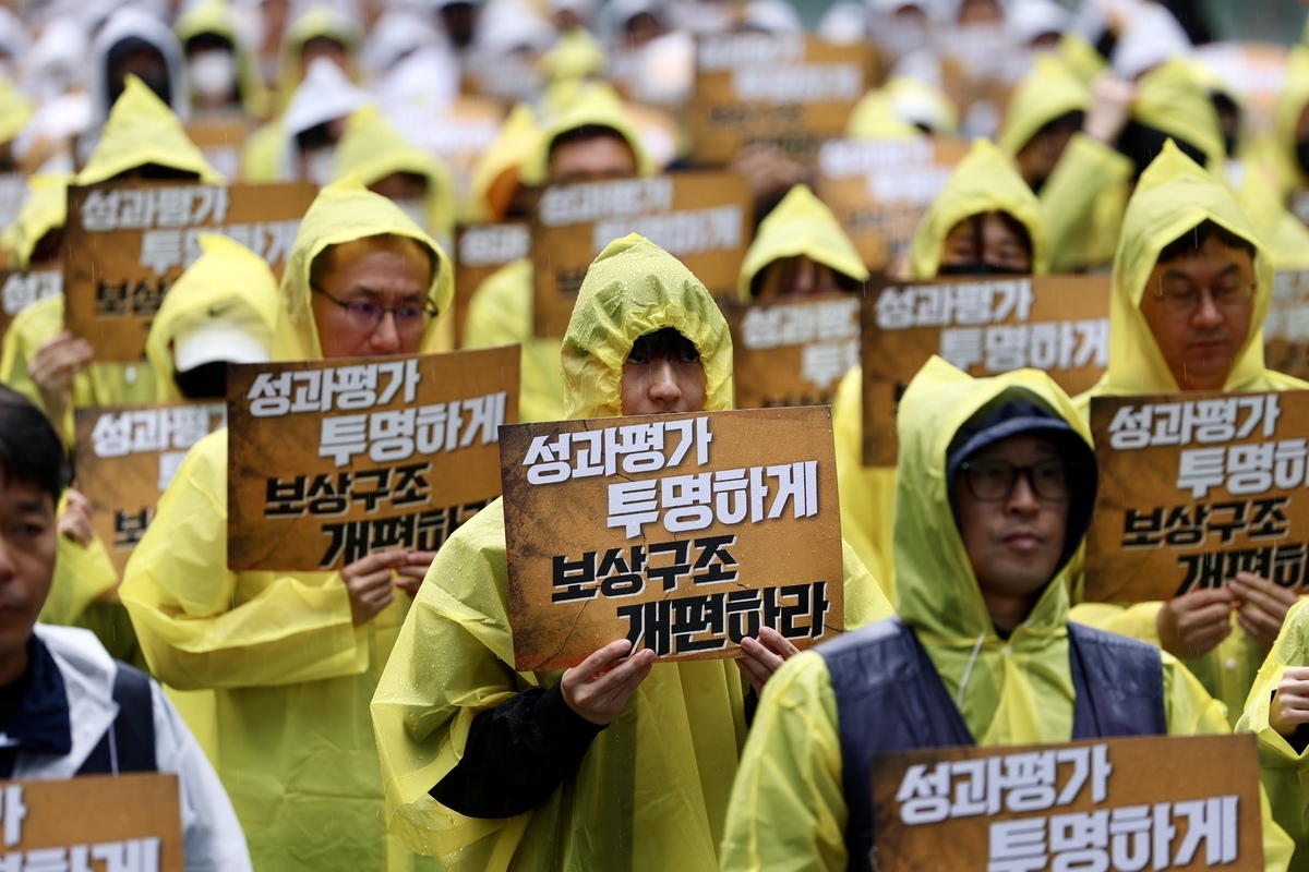 전국화학섬유식품산업노동조합 카카오지회 조합원들이 지난 20일 경기 성남시 판교역 광장에서 결의대회를 열고 구호를 외치고 있다. 뉴시스