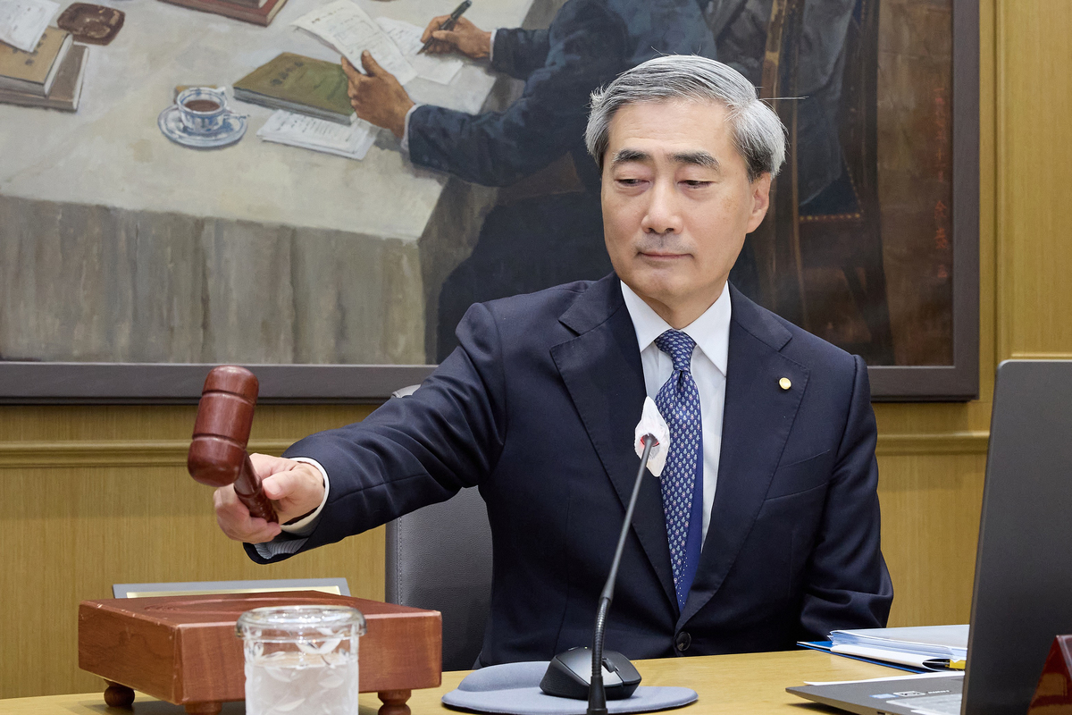 신현송 한국은행 총재가 28일 서울 중구 한국은행 본관에서 열린 금융통화위원회 본회의에서 의사봉을 두드리고 있다. 한국은행 제공