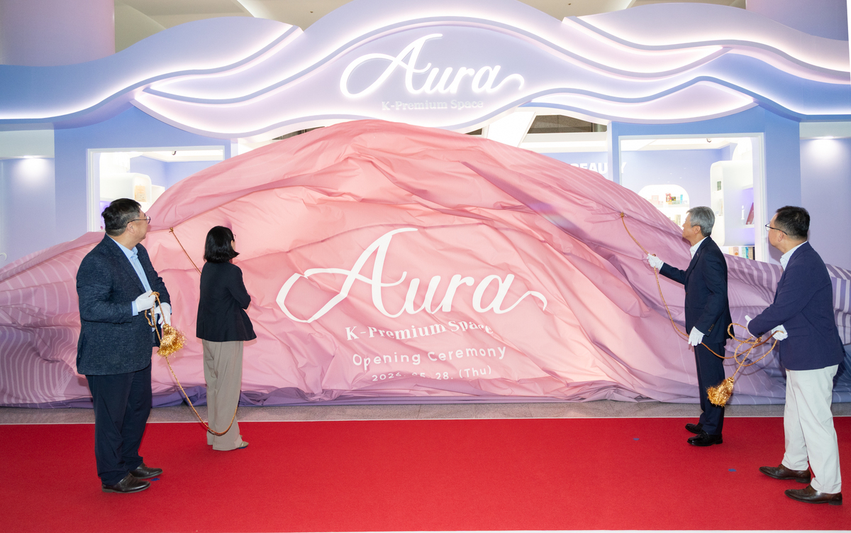 28일(목) 서울 강남구 삼성동 코엑스에서 K-소비재 홍보·체험관 ‘아우라’ 제막식이 진행되고 있다(왼쪽부터 WTC서울 김병유 대표, 산업통상부 나성화 무역정책국장, 한국무역협회 이인호 부회장, 코엑스 조상현 사장).